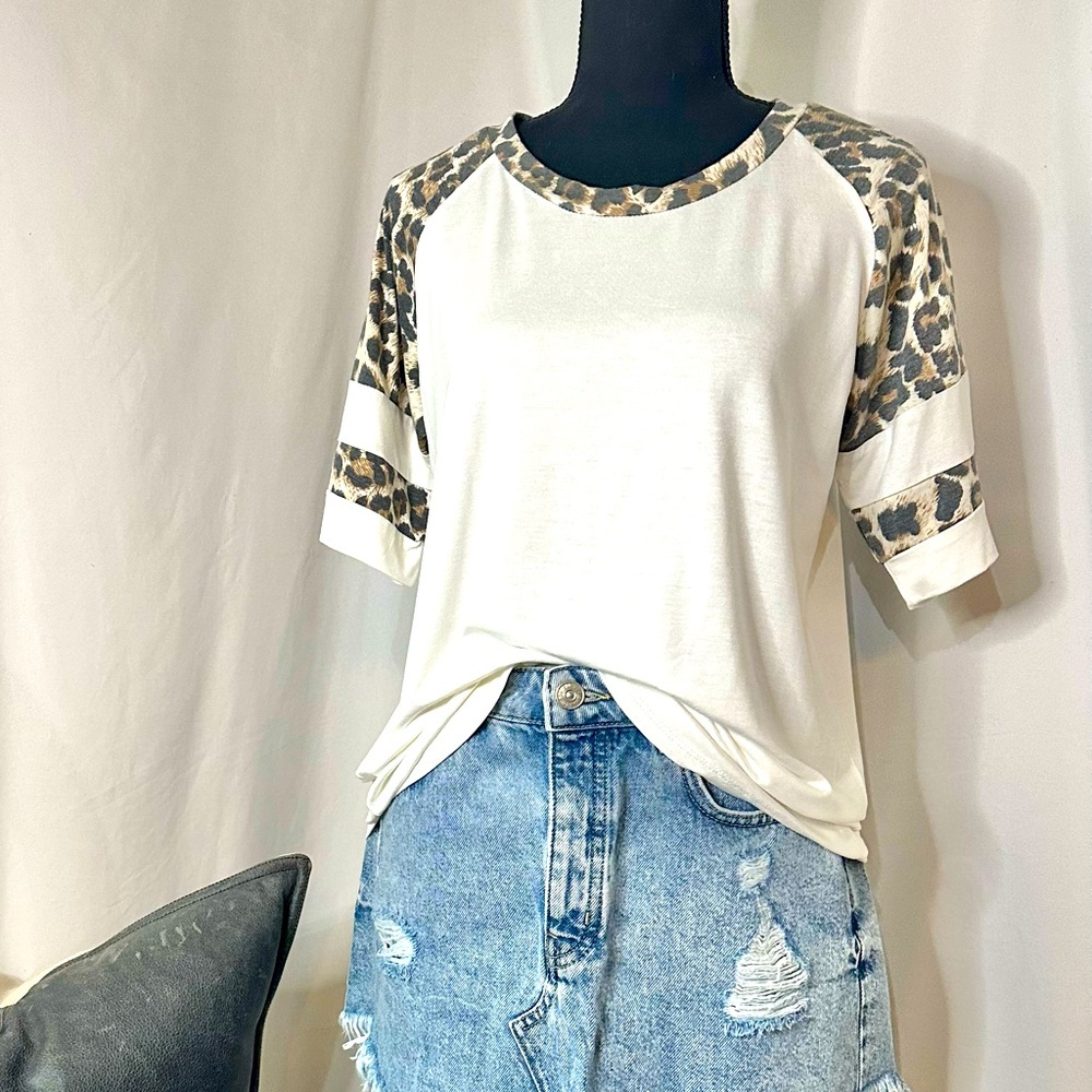 NWT Leopard Stripe Sleeve‎ Tee